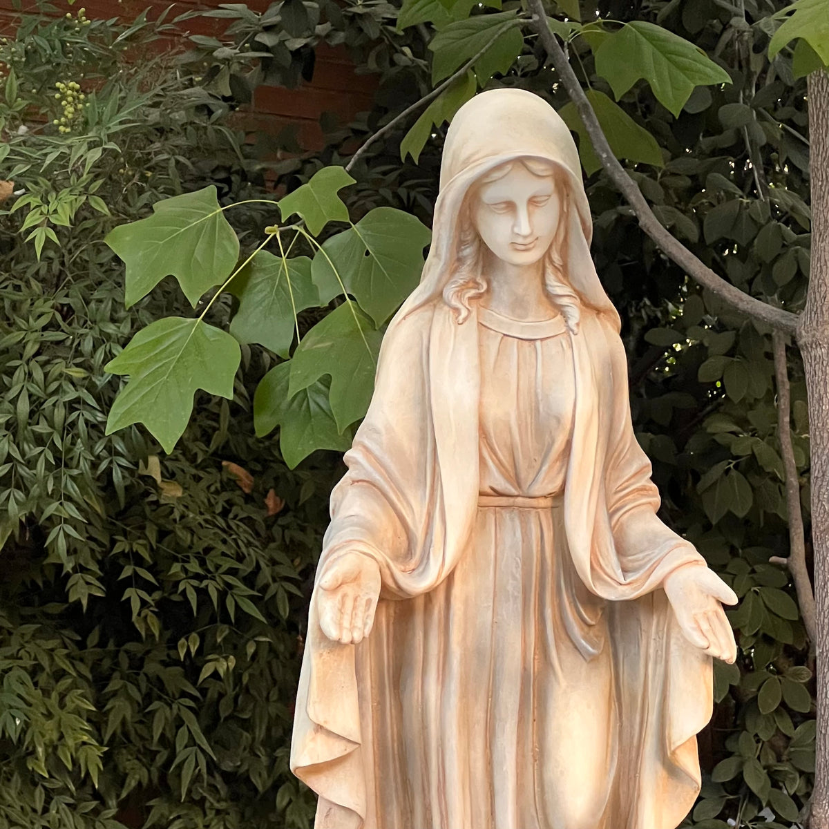 Virgen resina 125 cm.