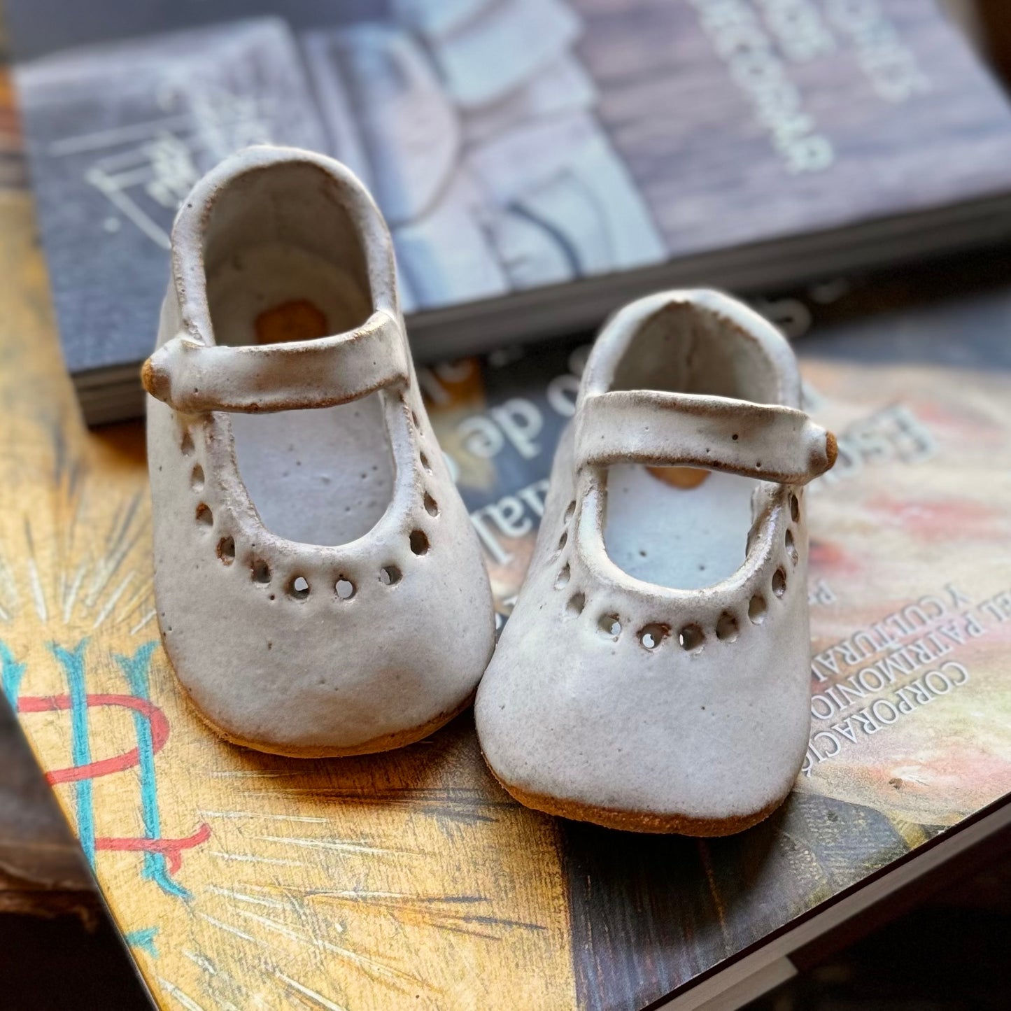 A pedido Zapatitos Blancos cerámica gres